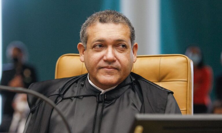 Nunes Marques analisa ação contra suspensão de atividades religiosas