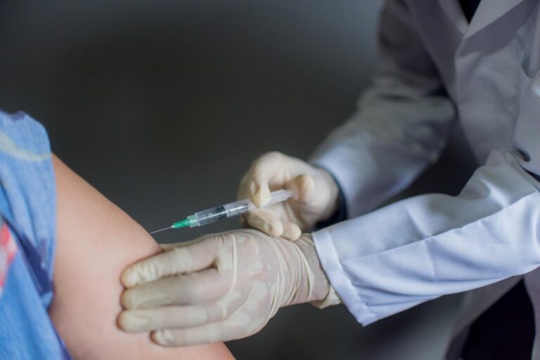 Pessoas de 30 a 34 anos com comorbidades já podem ser vacinadas contra a covid-19 em Manaus