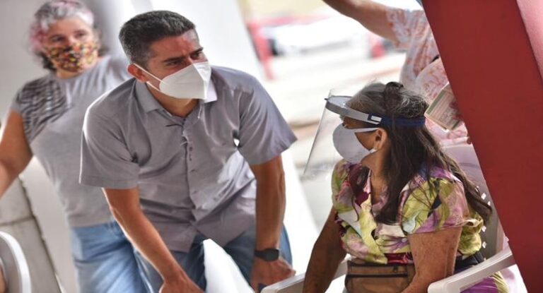 Manaus terá recorde de vacinados hoje, afirma prefeito David Almeida
