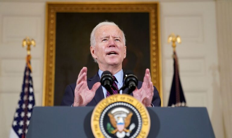 Joe Biden revoga veto de Trump a imigrantes