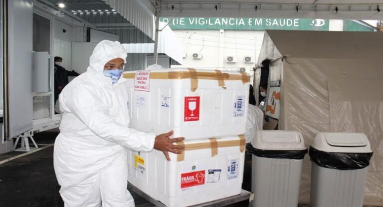 Governo do AM entrega terceira remessa de vacinas contra a Covid para a Prefeitura de Manaus