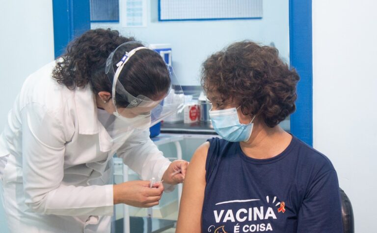 Prefeitos voltam a defender vacinação de profissionais de educação