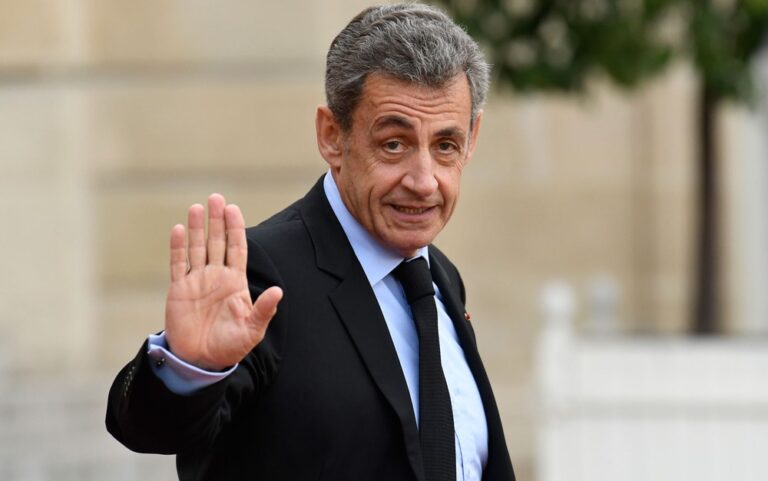 Ex-presidente francês Nicolas Sarkozy é condenado a 3 anos de prisão