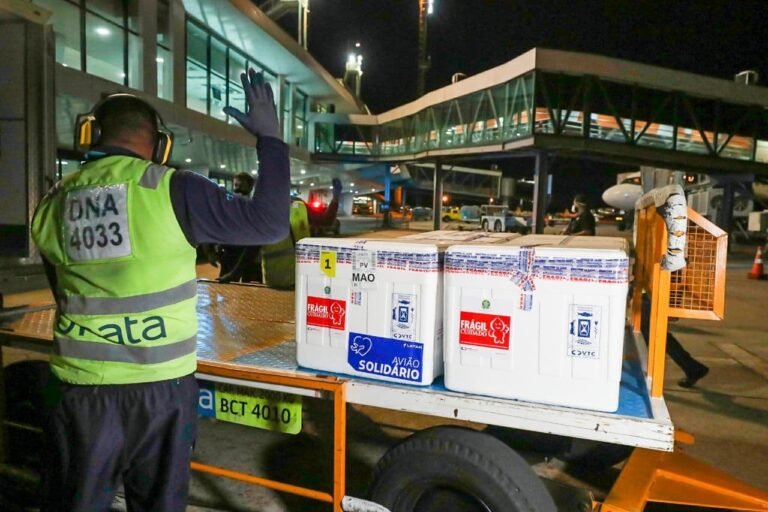 Governo do AM recebe mais 44,9 mil doses de vacinas contra a Covid-19