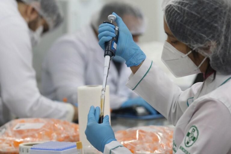 Estudo CovacManaus é iniciado com aplicação de vacinas em servidores de segurança e educação