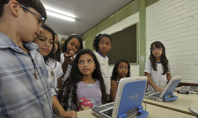 Bolsonaro veta lei que assegura internet grátis a estudantes e professores