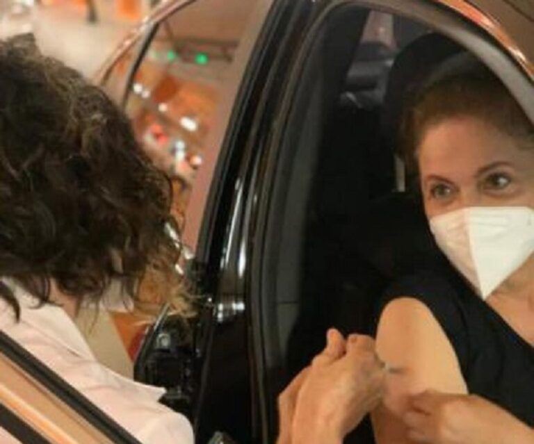 Dilma Rousseff é vacinada contra a Covid-19, em Porto Alegre