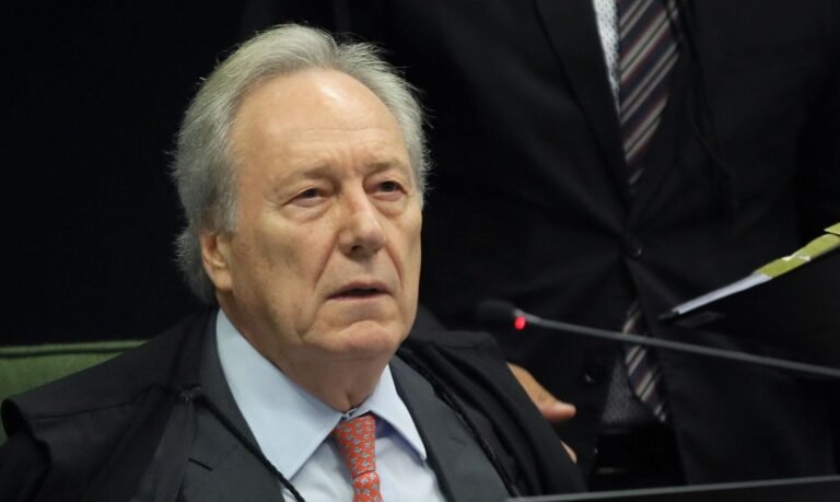 Lewandowski suspende antecipação de vacina de policiais e professores