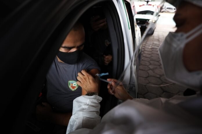 Policiais tomando vacina Covid
