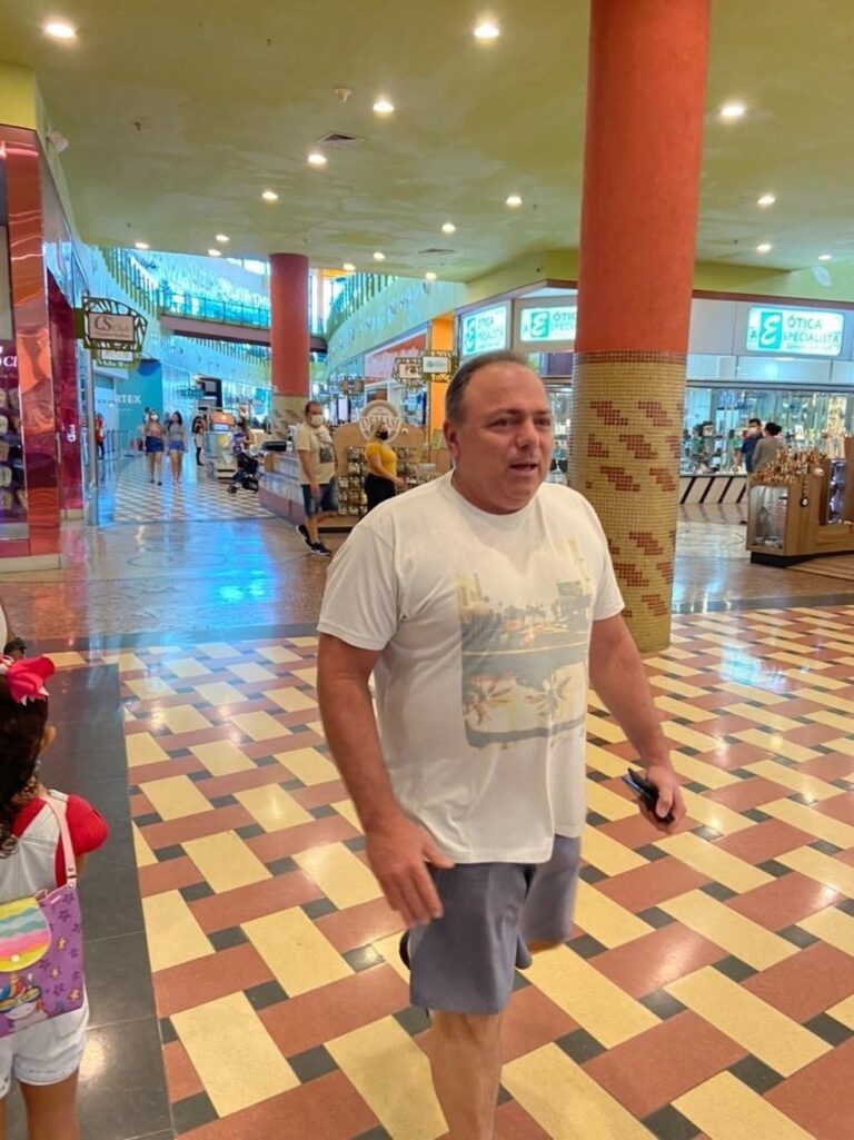 Sem máscara, Pazuello passeia por shopping em Manaus