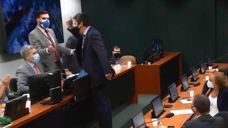 Vídeo: Após ânimos exaltados e empurrão entre deputados, votação que legaliza cultivo de Cannabis para uso medicinal é adiada
