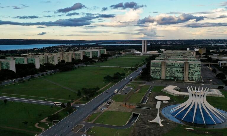 Pedido de vista adia votação da PEC da reforma administrativa na CCJ