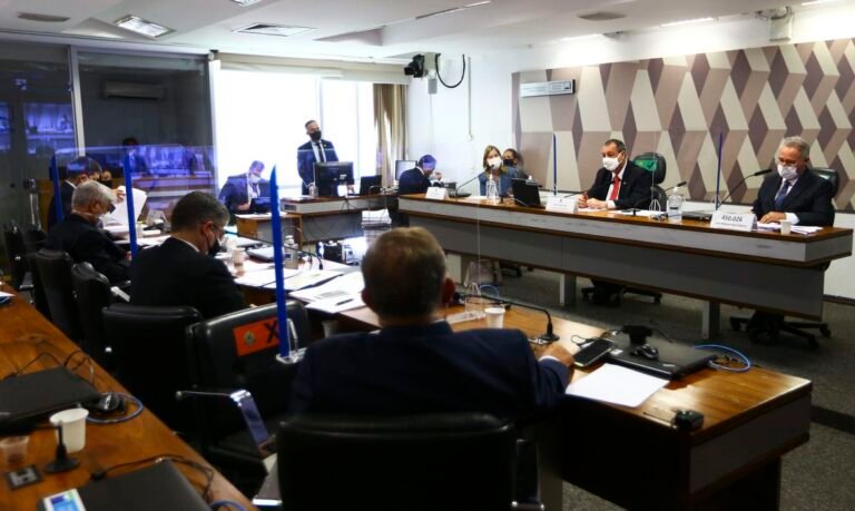 Secretária diz que nunca foi orientada a defender uso da cloroquina