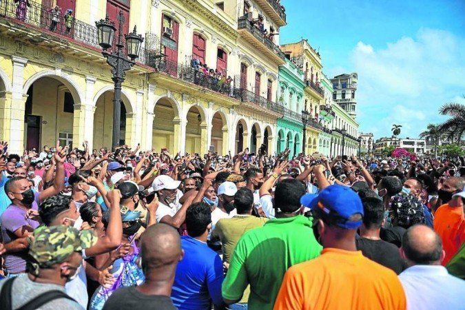 Manifestantes cubanos ocupam as ruas para protestar contra governo