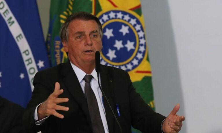 Bolsonaro sanciona MP da Eletrobras com 14 vetos