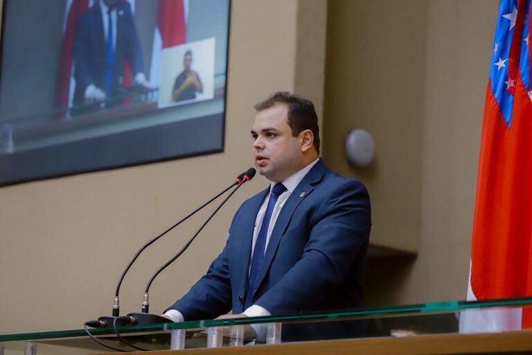 Deputado Roberto Cidade propõe restrição à comercialização de uniformes das polícias civil e militar