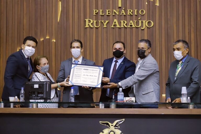Presidente Roberto Cidade entrega Título de Cidadão do Amazonas ao médico infectologista João Hugo