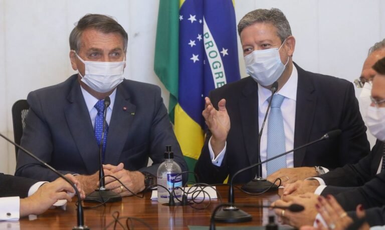 Bolsonaro entrega medida provisória do novo Bolsa Família