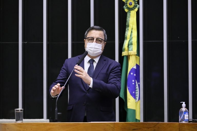 Deputados cobram mudança na política de preços dos combustíveis da Petrobras