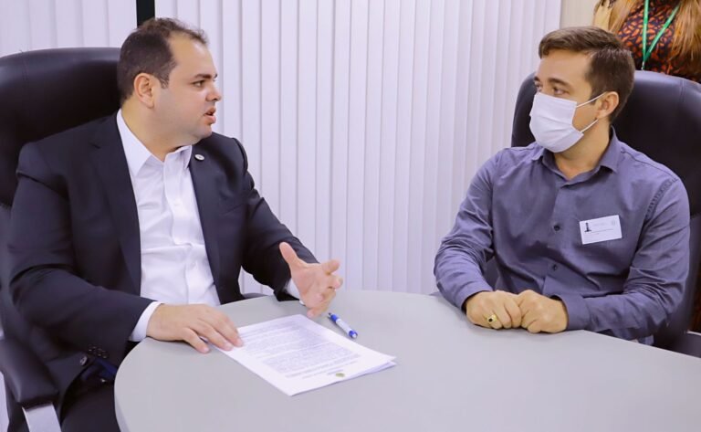 Deputado Roberto Cidade assina termo de cooperação técnica entre Assembleia e Câmara Municipal de Santo Antônio do Içá