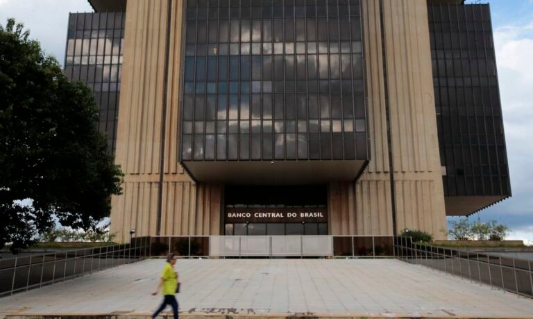 Riscos fiscais implicam alta nas projeções de inflação, diz BC