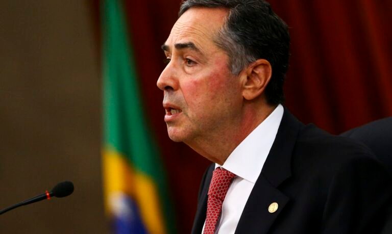Presidente do TSE defende sistema eleitoral e rebate Bolsonaro