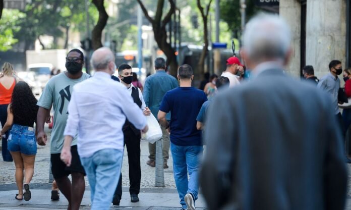 Pessoas com máscara csminhsm no centro do Rio de Janeiro
