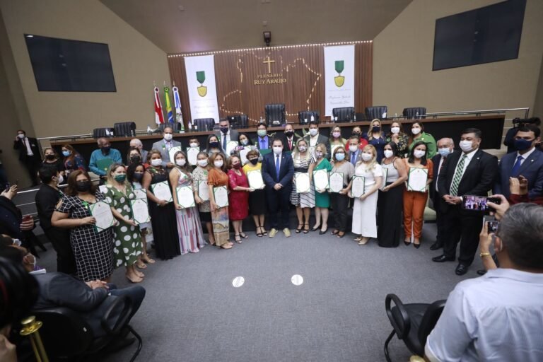 Profissionais da educação homenageados com Medalha do Mérito Educacional, na Assembleia