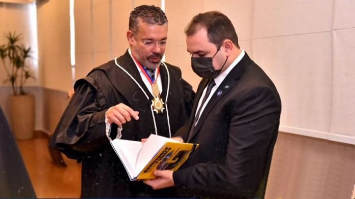 Josué Neto presenteia Roberto Cidade com livro autografado por Ministro do TCU