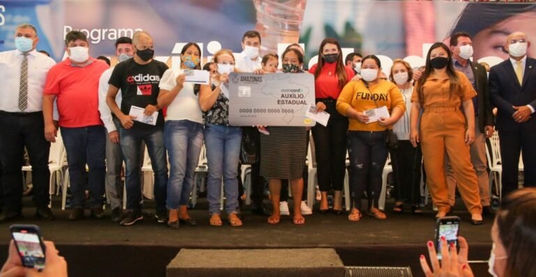 Deputada Joana Darc celebra distribuição do cartão do Auxílio Estadual Permanente