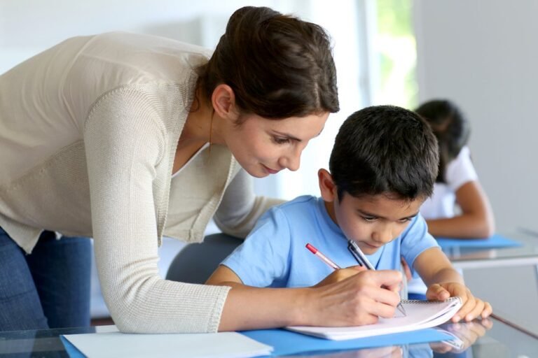 Comissão aprova projeto que prevê professor especializado em alunos com deficiência ou superdotação