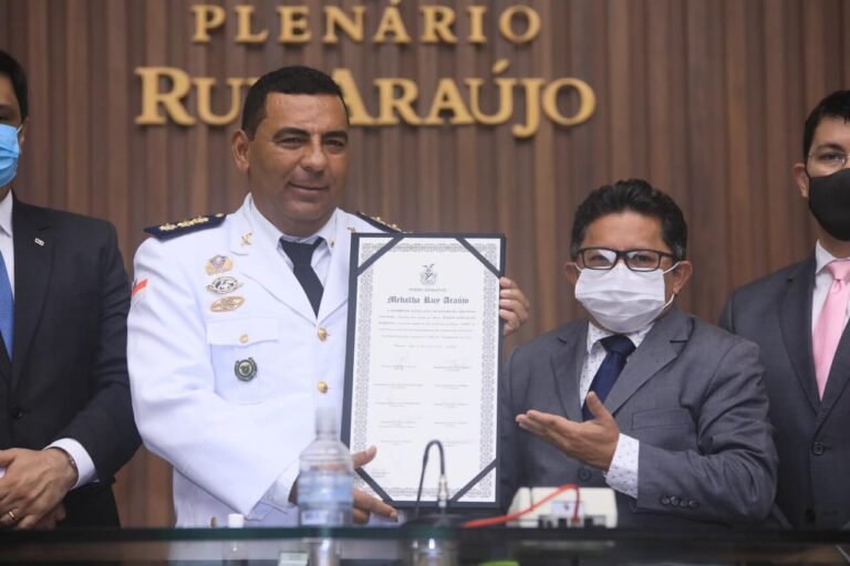 Coronel da PM Wilton Gonçalves recebe medalha Ruy Araújo na Aleam