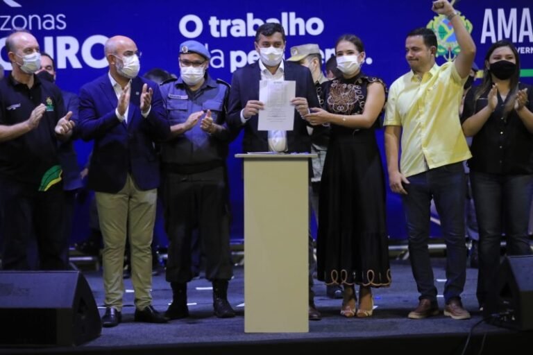 Governo do AM promove 1,9 mil e entrega veículos e equipamentos para a segurança pública
