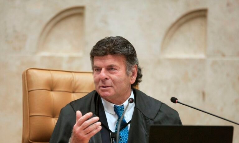 Ministro Luiz Fux autoriza compra de medicamento para aids