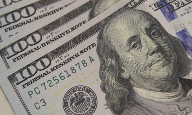 Dólar sobe para R$ 4,78 após aumento de ataques russos