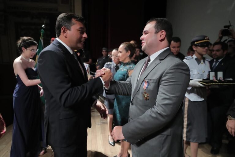 Presidente Roberto Cidade é agraciado com a Medalha Militar nos 185 anos da Polícia Militar do Amazonas