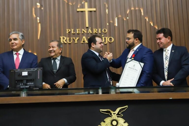 Roberto Cidade preside sessão de outorga da medalha Ruy Araújo ao desembargador do TRE-AM, Fabrício Frota Marques