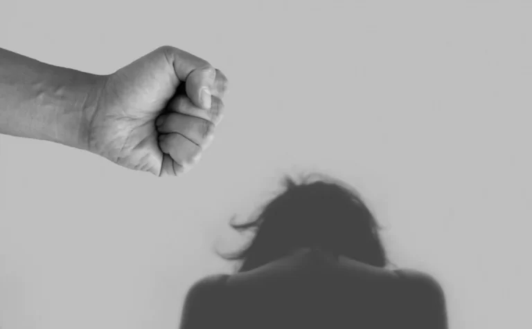 Comissão aprova fim da tese de defesa da honra em casos de feminicídio e violência doméstica