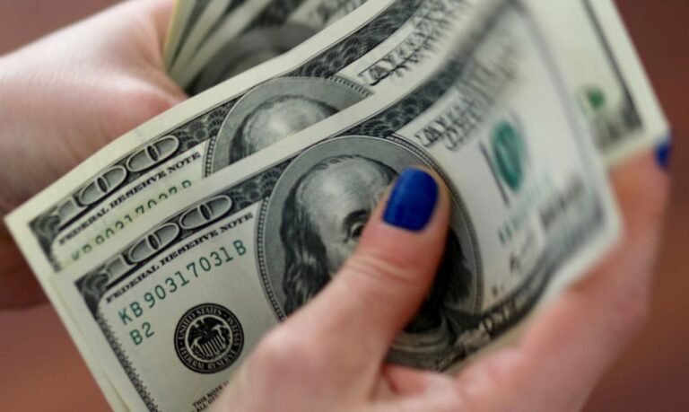 Dólar cai para R$ 5,25 e fecha no menor valor em quase um mês