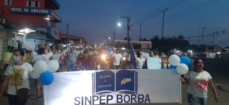Professores vão às ruas em Borba reivindicar o pagamento do reajuste do piso salarial da categoria