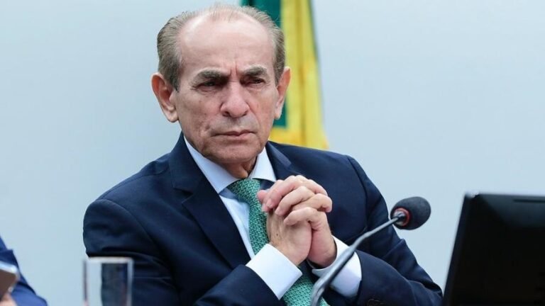 Castro apresenta relatório sobre texto que altera orçamento secreto