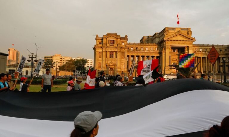 Milhares de pessoas protestam em Lima pedindo renúncia da presidente