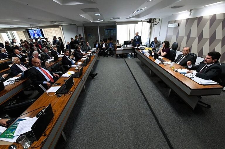 Oposição quer derrubar decreto que restringe armas. Governistas elogiam