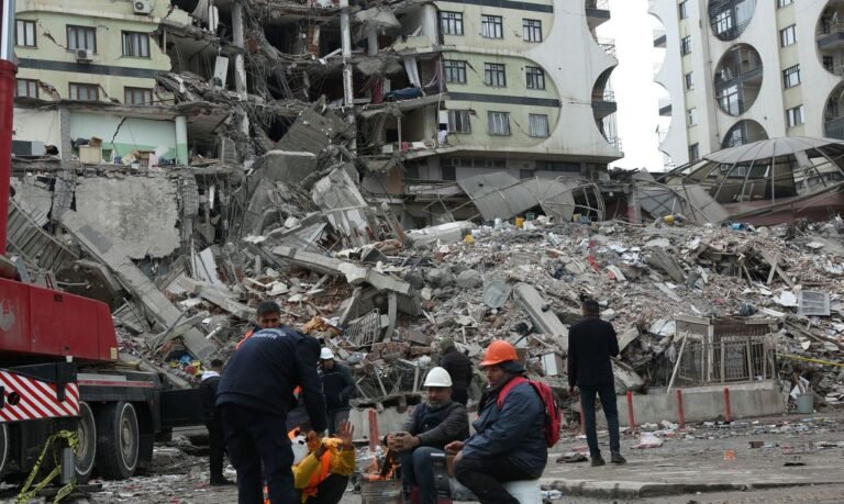 Número de mortos na Turquia e na Síria chega a mais de 5 mil