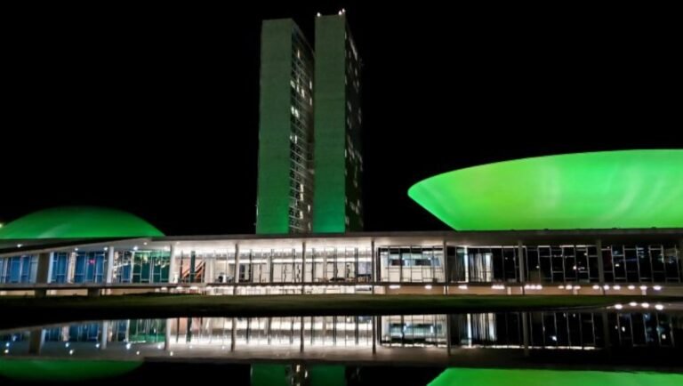 Congresso Nacional tem iluminação especial para celebrar o Dia Mundial da Optometria