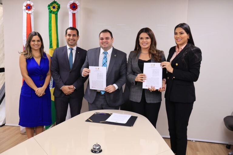 Presidente da Aleam, deputado Roberto Cidade, e Defensor Público-Geral, Ricardo Paiva, assinam termo de cooperação técnica para fortalecer proteção à mulher