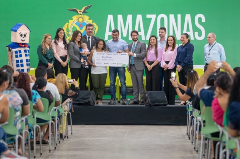 Joana Darc prestigia o reassentamento das famílias da Comunidade da Sharp e Manaus 2000