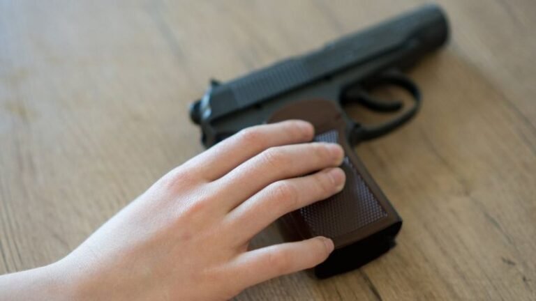 Crimes com arma de fogo praticados por menores pode ter pena dobrada em caso de omissão de Cautela