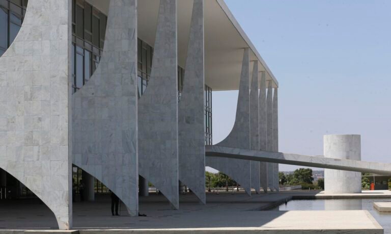 Decreto institui cotas raciais em 30% dos cargos de confiança
