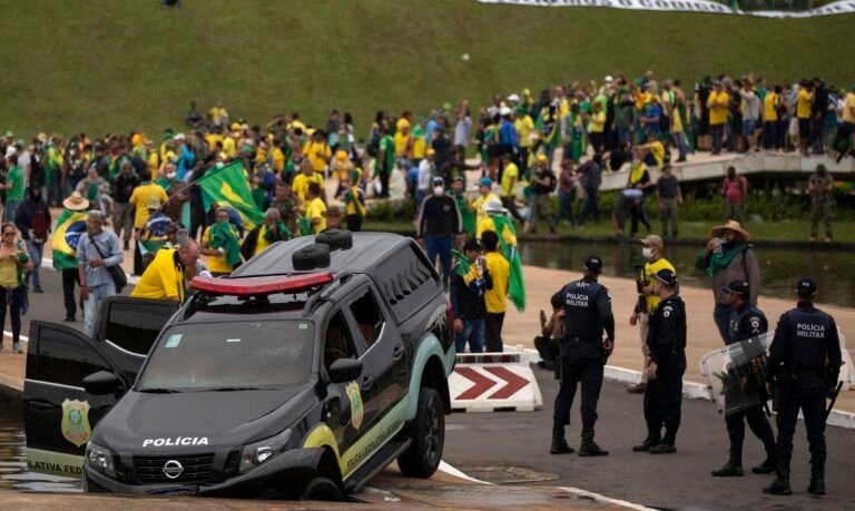 Moraes manda soltar 12 presos em frente a quartéis no 8 de janeiro